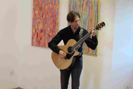 Za glasbene utrinke na kitari je poskrbel avtoričin brat s